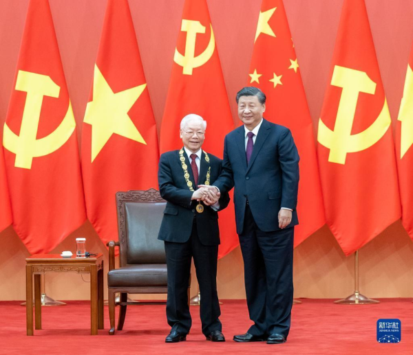 習近平向越共中央總書記阮富仲授予“友誼勛章”并舉行隆重頒授儀式