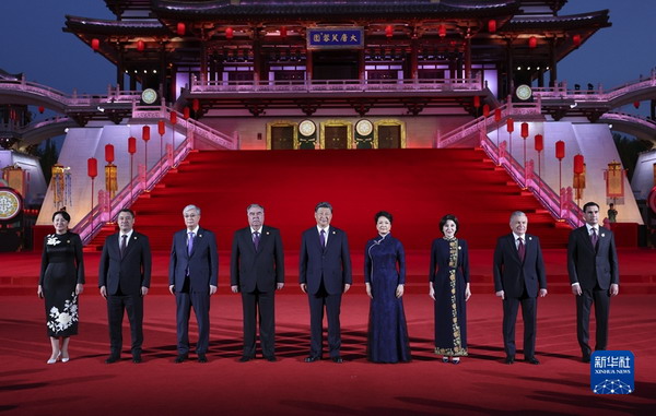 習近平和彭麗媛為出席中國－中亞峰會的中亞國家元首夫婦舉行歡迎儀式和歡迎宴會并共同觀看中國同中亞國家人民文化藝術年暨中國－中亞青年藝術節開幕式演出